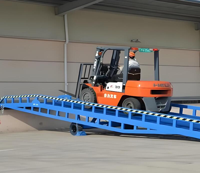 贡觉移动式卸货平台（叉车用）